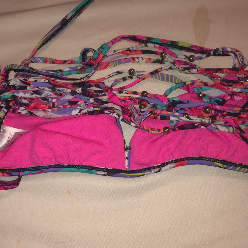 Bikini - Picture 3 of 3